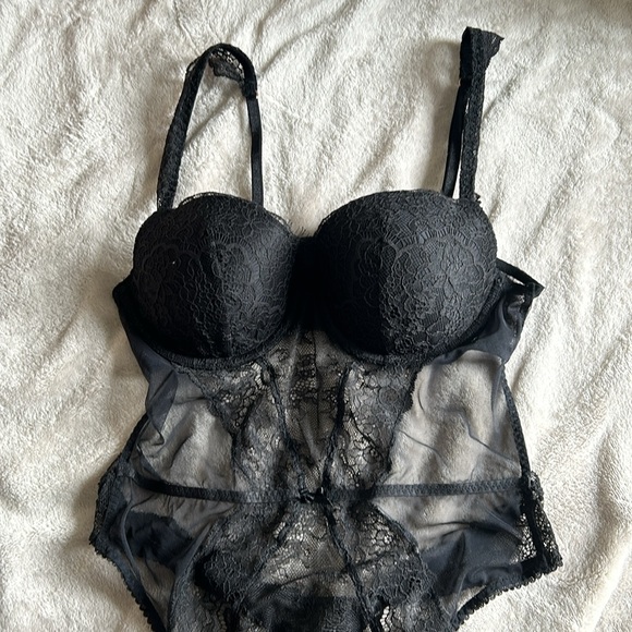 I wore this to the bar and I’m selling all my bar tops as I’m done college. - Picture 2 of 3